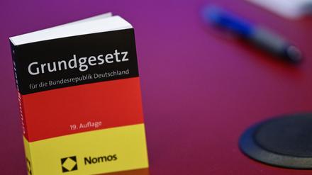 Ein Verein, der das Grundgesetz Schülern näher bringt, wurde mit dem Freiheitspreis ausgezeichnet. (Symbolbild)
