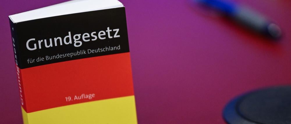 Ein Verein, der das Grundgesetz Schülern näher bringt, wurde mit dem Freiheitspreis ausgezeichnet. (Symbolbild)