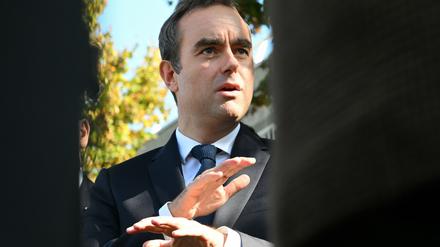 Der wiederernannte französische Ministerpräsident Sébastien Lecornu spricht mit Journalisten.
