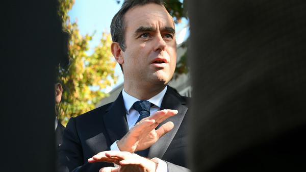 Der wiederernannte französische Ministerpräsident Sébastien Lecornu spricht mit Journalisten.