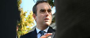 Der wiederernannte französische Ministerpräsident Sébastien Lecornu spricht mit Journalisten.