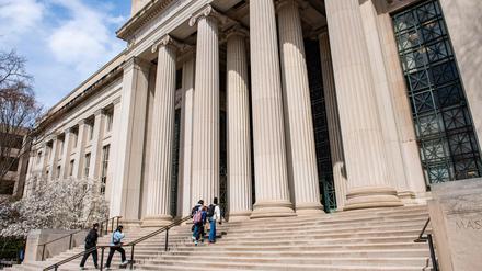 Die renommierte US-Universität MIT lehnte am 10. Oktober als erste Hochschule das Angebot des Weißen Hauses ab, Bundesmittel zu gewähren, wenn sie ihre Politik an die konservative Agenda von US-Präsident Donald Trump anpasst.