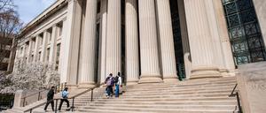 Die renommierte US-Universität MIT lehnte am 10. Oktober als erste Hochschule das Angebot des Weißen Hauses ab, Bundesmittel zu gewähren, wenn sie ihre Politik an die konservative Agenda von US-Präsident Donald Trump anpasst.