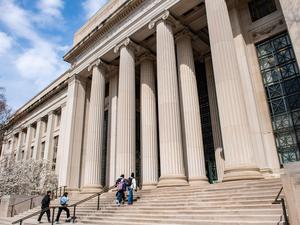 Die renommierte US-Universität MIT lehnte am 10. Oktober als erste Hochschule das Angebot des Weißen Hauses ab, Bundesmittel zu gewähren, wenn sie ihre Politik an die konservative Agenda von US-Präsident Donald Trump anpasst.