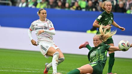 Bayern-Torschützin Klara Bühl (l).
