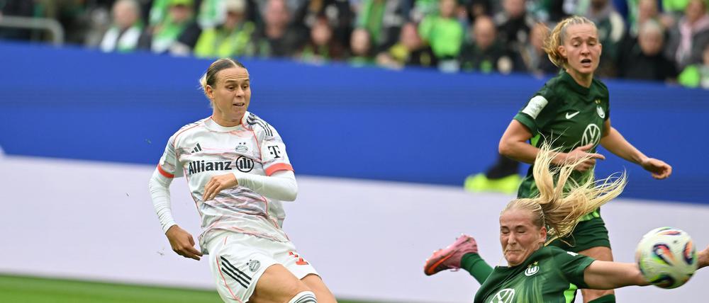 Bayern-Torschützin Klara Bühl (l).