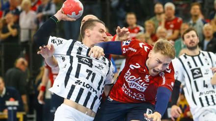 Elias Ellefsen á Skipagøtu (THW Kiel) im Zweikampf mit Simon Pytlick (SG Flensburg-Handewitt).