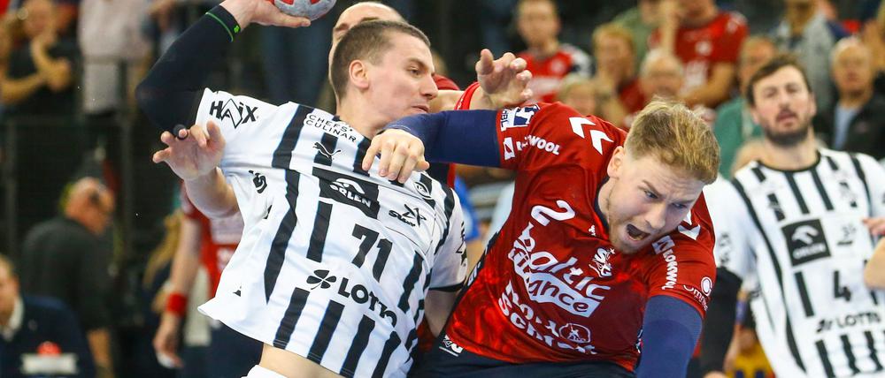 Elias Ellefsen á Skipagøtu (THW Kiel) im Zweikampf mit Simon Pytlick (SG Flensburg-Handewitt).