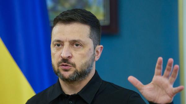 Der ukrainische Präsident Wolodymyr Selenskyj gestikuliert während seiner Pressekonferenz. 