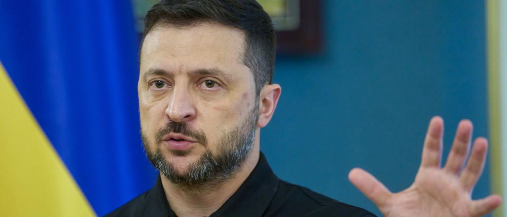 Der ukrainische Präsident Wolodymyr Selenskyj gestikuliert während seiner Pressekonferenz.