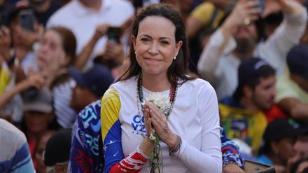 Die venezolanische Oppositionsführerin Maria Corina Machado führt eine Demonstration gegen die erneute Vereidigung des autoritären Präsidenten Maduro an diesem Freitag.