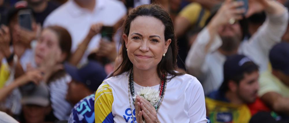 Die venezolanische Oppositionsführerin Maria Corina Machado führt eine Demonstration gegen die erneute Vereidigung des autoritären Präsidenten Maduro an diesem Freitag.