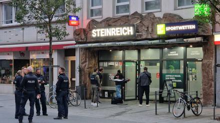 Ein Unbekannter hat auf dem Marktplatz von Gießen mehrere Schüsse abgegeben. Mehrere Personen seien verletzt worden, sagte ein Polizeisprecher. 