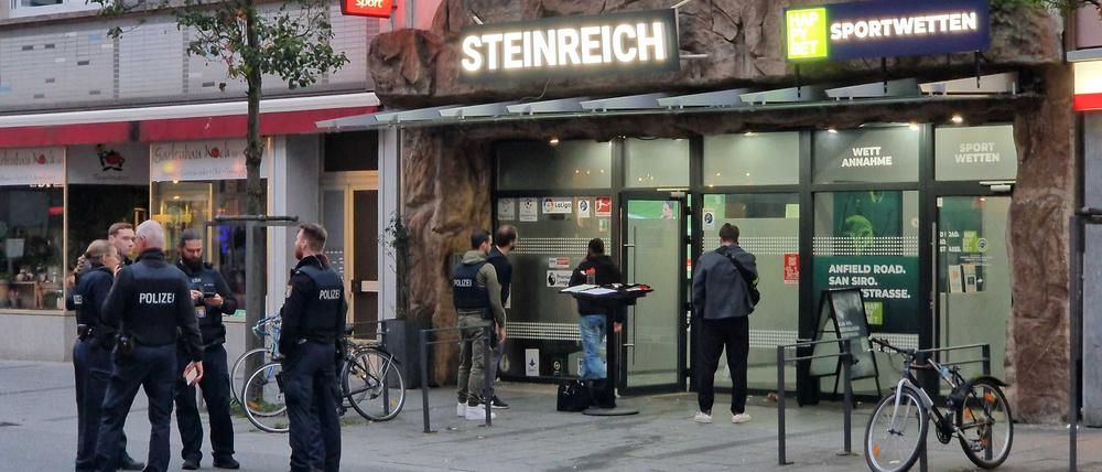 Ein Unbekannter hat auf dem Marktplatz von Gießen mehrere Schüsse abgegeben. Mehrere Personen seien verletzt worden, sagte ein Polizeisprecher.