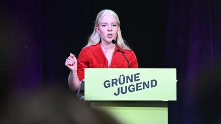 Jette Nietzard hält eine Rede bei ihrem Abschied aus dem Bundesvorstand der Grünen Jugend. Nietzard hatte mit zahlreichen provokanten Äußerungen viel Widerstand auch in der eigenen Partei ausgelöst.