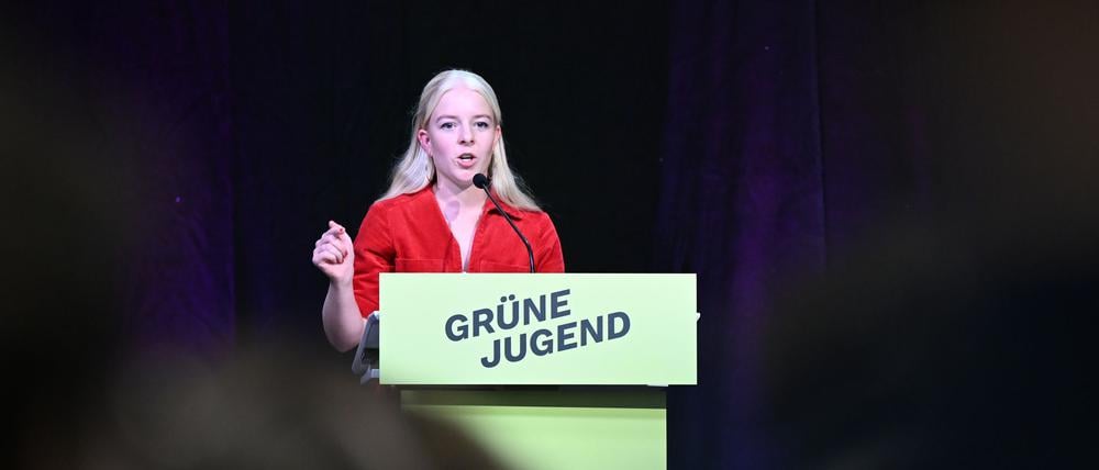 Jette Nietzard hält eine Rede bei ihrem Abschied aus dem Bundesvorstand der Grünen Jugend. Nietzard hatte mit zahlreichen provokanten Äußerungen viel Widerstand auch in der eigenen Partei ausgelöst.