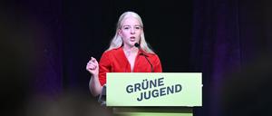 Jette Nietzard hält eine Rede bei ihrem Abschied aus dem Bundesvorstand der Grünen Jugend. Nietzard hatte mit zahlreichen provokanten Äußerungen viel Widerstand auch in der eigenen Partei ausgelöst.