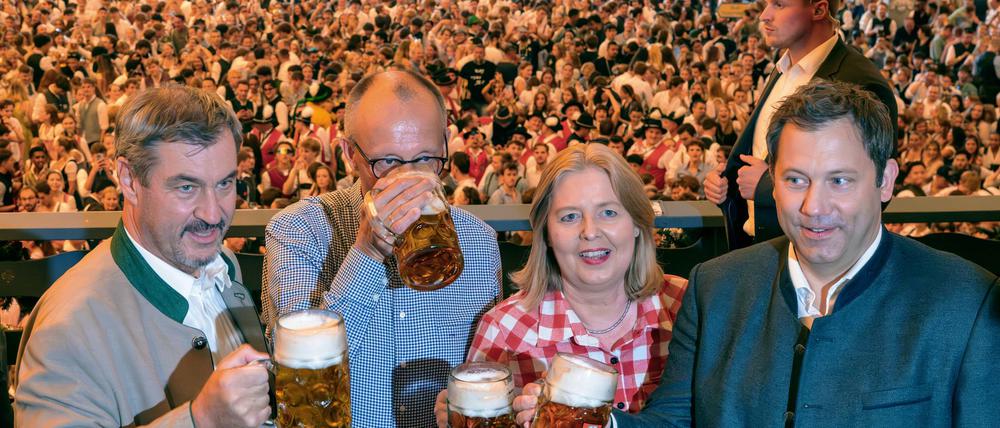 Auch wenn Markus Söder eigentlich nicht gerne Bier trinkt - fürs Foto auf dem Oktoberfest gehört auch für ihn der Maßkrug natürlich dazu. (Archivbild)