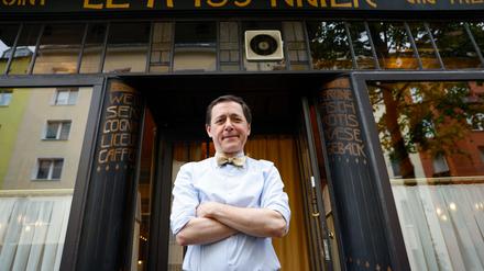 Vincent Moissonnier steht vor seinem Sterne-Bistro „Le Moissonnier“, einem kleinen Stück Paris mitten in Köln. 