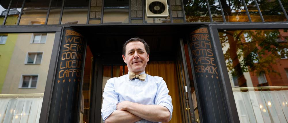 Vincent Moissonnier steht vor seinem Sterne-Bistro „Le Moissonnier“, einem kleinen Stück Paris mitten in Köln. 