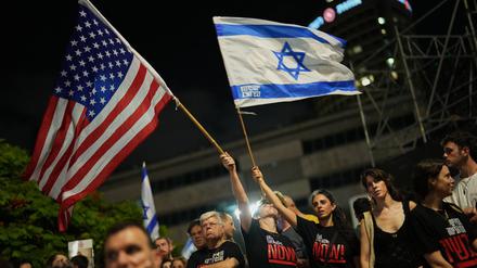 Tausende Menschen kamen einer Kundgebung zur Unterstützung der von der Hamas entführten Geiseln auf einem als Geiselplatz bekannten Platz in Tel Aviv zusammen.