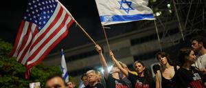 Tausende Menschen kamen einer Kundgebung zur Unterstützung der von der Hamas entführten Geiseln auf einem als Geiselplatz bekannten Platz in Tel Aviv zusammen.