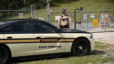 Ein Polizist des Bundesstaates Tennessee steht am Eingang des Sprengstoffwerks Accurate Energetic Systems Wache.