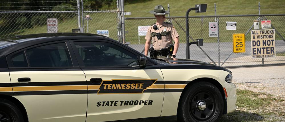Ein Polizist des Bundesstaates Tennessee steht am Eingang des Sprengstoffwerks Accurate Energetic Systems Wache.