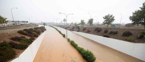 Ein am 30. September 2025 aufgenommenes Foto zeigt die überflutete Autobahn zum Flughafen von Ibiza. 