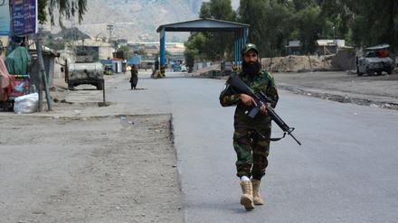 Ein Soldat der afghanischen Taliban patrouilliert in der Nähe der Grenze von Torkham.