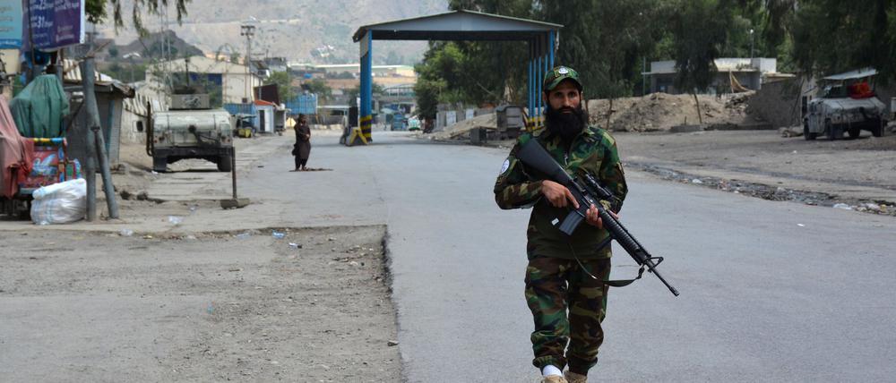 Ein Soldat der afghanischen Taliban patrouilliert in der Nähe der Grenze von Torkham.