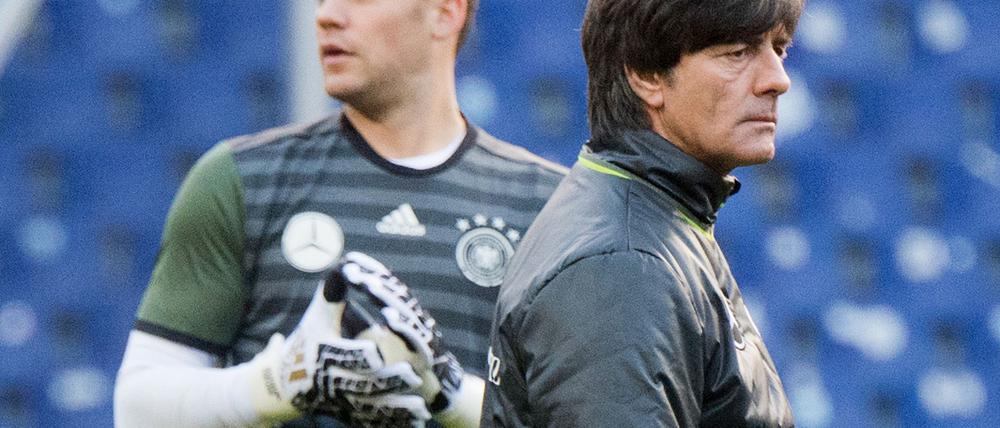 Joachim Löw (r) setzte jahrelang auf Manuel Neuer als Nummer eins. Gemeinsam wurden sie 2014 in Brasilien Weltmeister. (Archivbild)