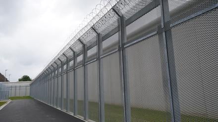 Mit einer Mauer und einem Zaun mit Stacheldraht ist die Abschiebungshafteinrichtung Glückstadt (Schleswig-Holstein) gesichert.