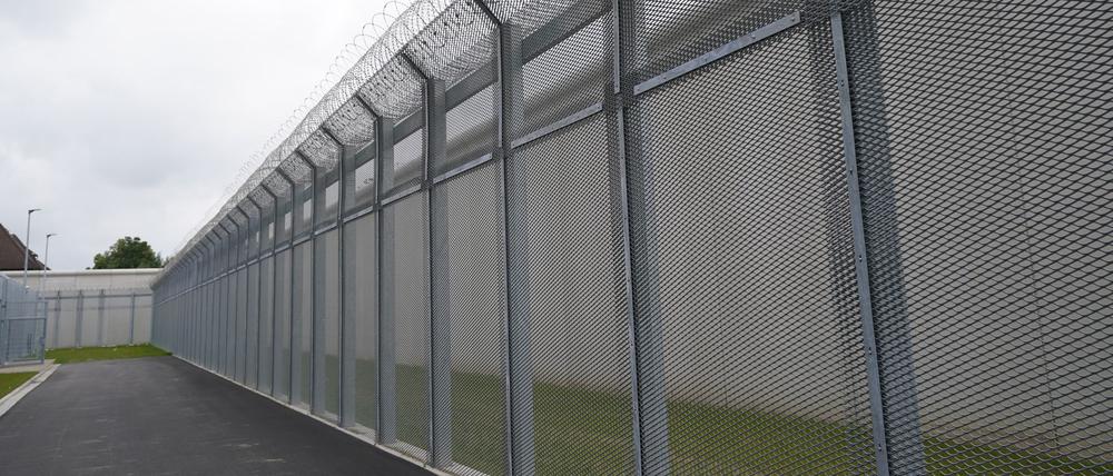 Mit einer Mauer und einem Zaun mit Stacheldraht ist die Abschiebungshafteinrichtung Glückstadt (Schleswig-Holstein) gesichert.
