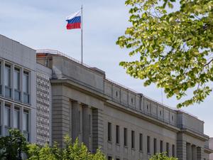 Die russische Botschaft befindet sich in der Straße Unter den Linden in Berlin-Mitte.
