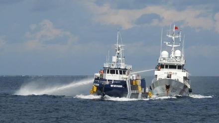 Ein Schiff der chinesischen Küstenwache (r) feuert mit einem Wasserwerfer auf das philippinische Schiff Datu Pagbuaya in der Nähe der von den Philippinen besetzten Insel Thitu, die lokal Pag-asa genannt wird, im südchinesischen Meer.