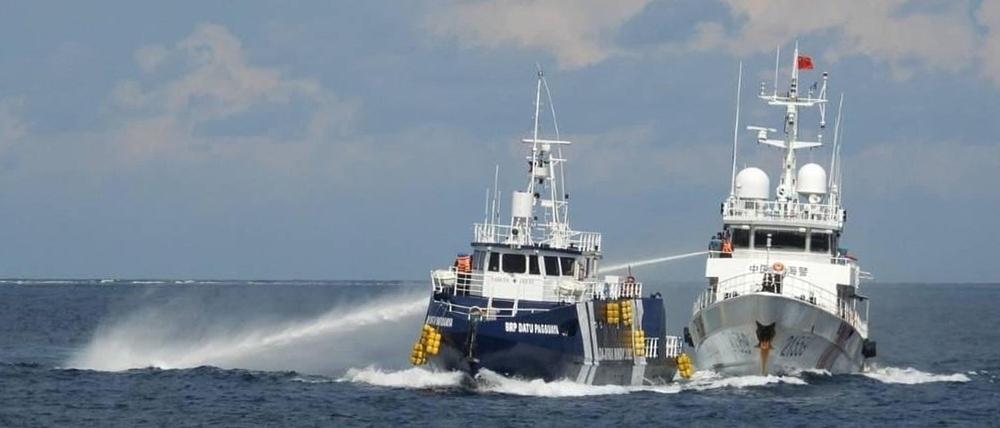 Ein Schiff der chinesischen Küstenwache (r) feuert mit einem Wasserwerfer auf das philippinische Schiff Datu Pagbuaya in der Nähe der von den Philippinen besetzten Insel Thitu, die lokal Pag-asa genannt wird, im südchinesischen Meer.