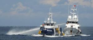 Ein Schiff der chinesischen Küstenwache (r) feuert mit einem Wasserwerfer auf das philippinische Schiff Datu Pagbuaya in der Nähe der von den Philippinen besetzten Insel Thitu, die lokal Pag-asa genannt wird, im südchinesischen Meer.