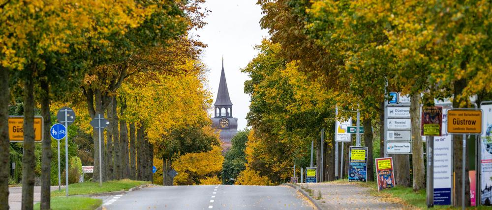 Blick auf den Ortseingang Schweriner Straße in Güstrow. 