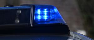Ein Blaulicht auf einem Polizeifahrzeug.