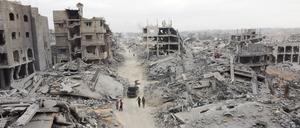 Eine Drohnenaufnahme zeigt Palästinenser, die nach dem Rückzug der israelischen Streitkräfte an Trümmern vorbeigehen.