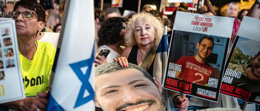 Menschen versammeln sich auf dem Geiselplatz in Tel Aviv, um das Abkommen zwischen Israel und der Hamas über den Austausch von Geiseln zu feiern.