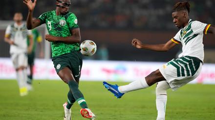 Hatte nach dem WM-Qualifikationsspiel gegen Lesotho eine Schrecksekunde zu überstehen: Victor Osimhen (l). (Archivbild)