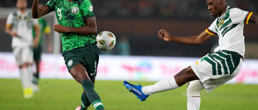 Hatte nach dem WM-Qualifikationsspiel gegen Lesotho eine Schrecksekunde zu überstehen: Victor Osimhen (l). (Archivbild)