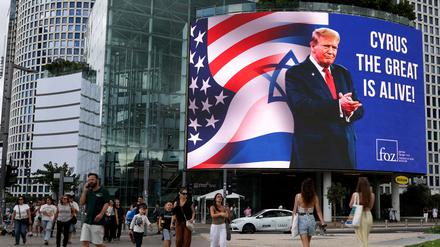 Auf einem großen Display wird US-Präsident Donald Trump gedankt.