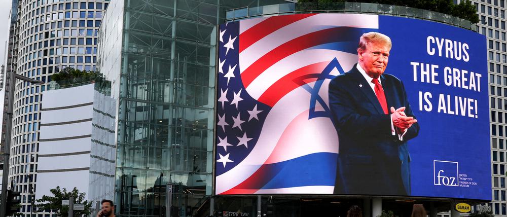 Auf einem großen Display wird US-Präsident Donald Trump gedankt.