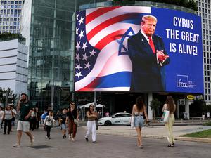 Auf einem großen Display wird US-Präsident Donald Trump gedankt.