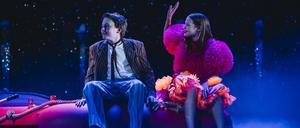 Lasso (Emil Vandersee) will Prinzessin Scharada (Milla Luisa Dell’ Anna) von ihrer Griesgrämigkeit befreien.  