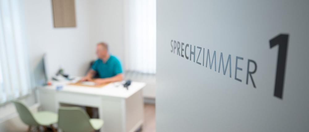Soll eine Krankschreibung wirklich erst nach dem vierten Tag nötig sein? Die Arbeitgeber sind dagegen.