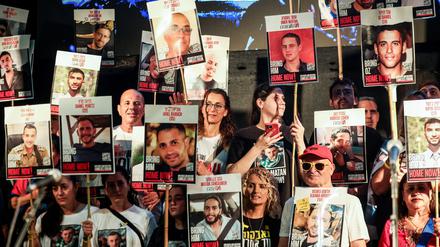 Seit Monaten demonstrieren Menschen in Tel Aviv für die Freilassung aller in Gaza festgehaltenen Geiseln.